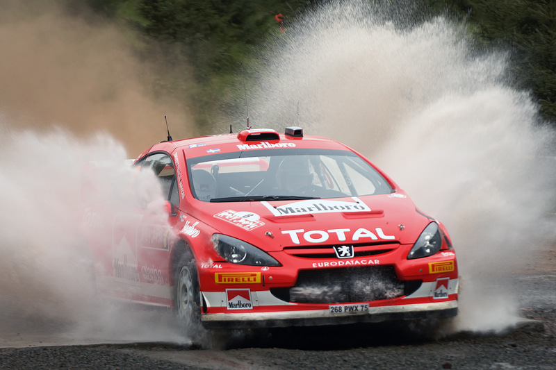 プジョー「307WRC」のベースはその名の通りプジョー307。オープンカーをベースとした珍しいラリーカーです