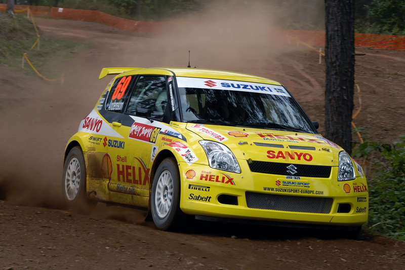 2005年に登場したスズキ「スイフトスーパー1600」。JWRCというカテゴリーで活躍した日本メーカーのラリーカーで、NAエンジンの甲高い排気音はラリーのステージにおいてもとても魅力的でした