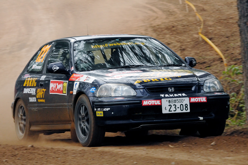 ラリーで活躍するマシンは4WDターボだけにあらず。ダイハツストーリアやブーン、ホンダシビック、スズキスイフトスポーツなど、いろいろなマシンが参戦しています