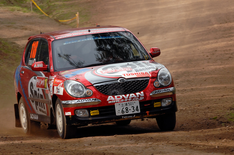 ラリーで活躍するマシンは4WDターボだけにあらず。ダイハツストーリアやブーン、ホンダシビック、スズキスイフトスポーツなど、いろいろなマシンが参戦しています