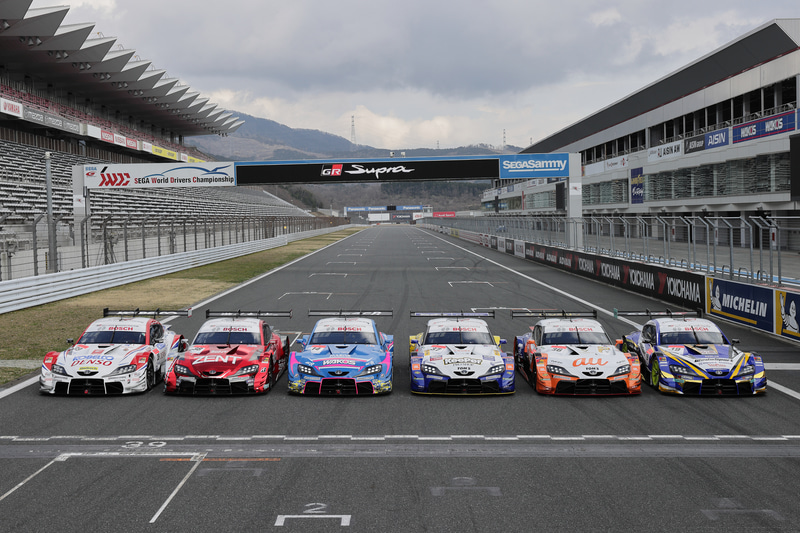 写真は左から39号車「DENSO KOBELCO SARD GR Supra」、38号車「ZENT GR Supra」、14号車「WAKO'S 4CR GR Supra」、37号車「KeePer TOM'S GR Supra」、36号車「au TOM'S GR Supra」、19号車「WedsSport ADVAN GR Supra」