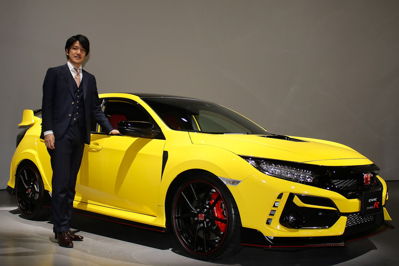 「シビック TYPE R リミテッドエディション」と本田技研工業 技術工業商品ブランド部 商品企画課の齋藤文昭氏