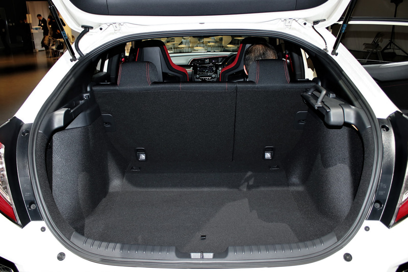 シビック ハッチバックと同様に広いラゲッジスペースを備える