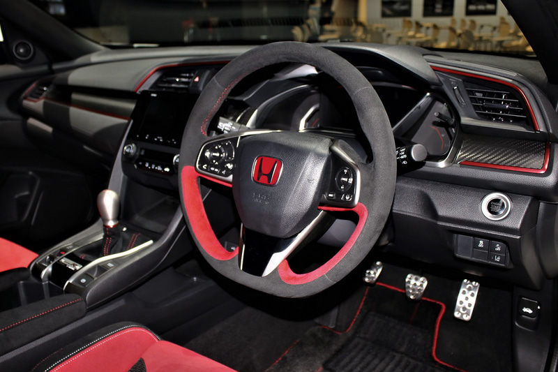 ホンダ車として初めてステアリング表皮すべてにアルカンターラを使用