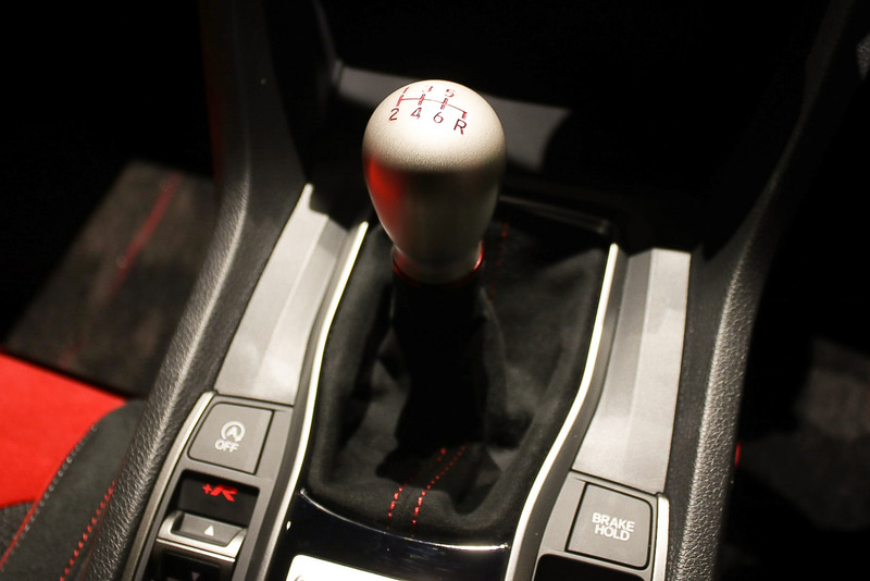 6速MTのシフトノブは形状を球体からティアドロップ形に変更。内部にカウンターウエイトを備えて操作性も高めている
