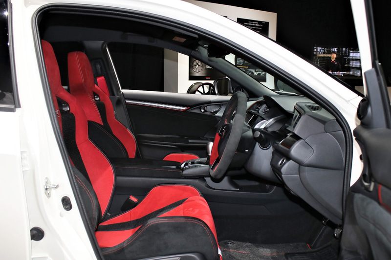 レッドの表皮を多用して見た目にも刺激的なTYPE R専用シートを装着する