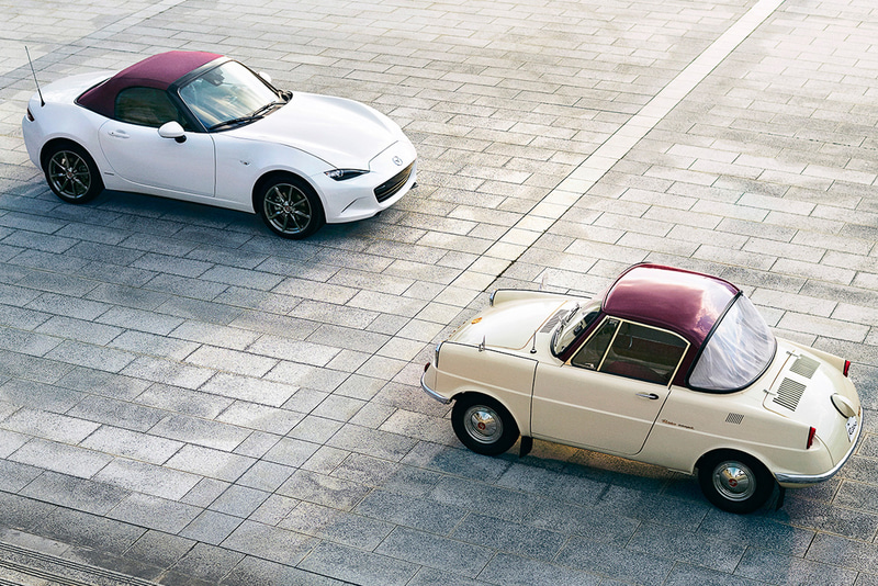 2021年3月31日までの期間限定販売となる「ロードスター 100周年特別記念車（S Leather Package）」（左）とR360 クーペ（右）の実車