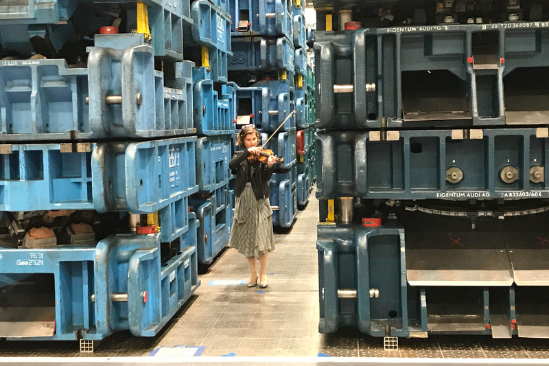 コンサートは日ごろアウディ車を生産しているドイツ インゴルシュタットのプレス工場を舞台に行なわれる