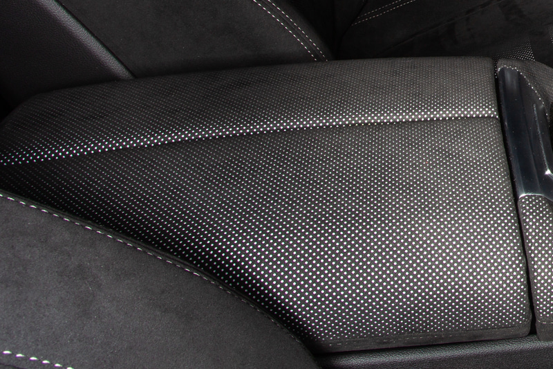 アームレストは別注のグレイのパーフォレイテッドデザインのアルカンターラを採用