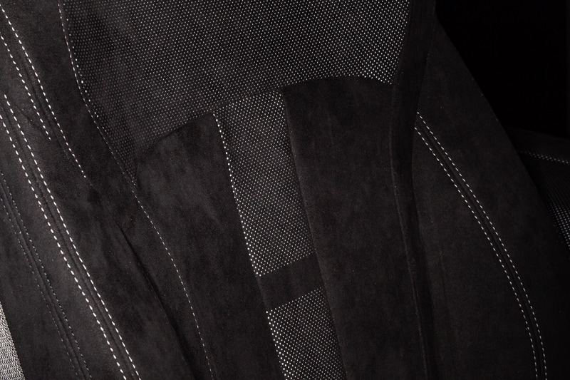 シート背もたれの中央にも垂直に施されているグレイのパーフォレイテッドデザインのアルカンターラ