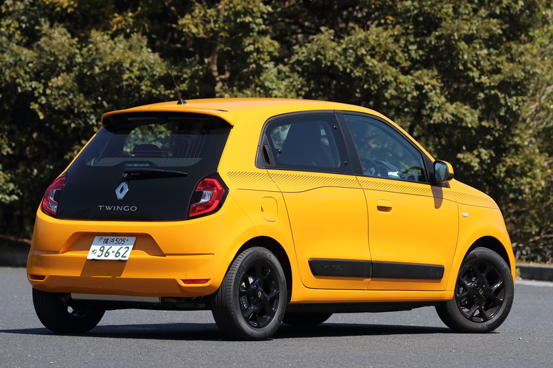 5速MTモデルとなる「トゥインゴ S」（179万円）。ボディサイズは3645×1650×1545mm（全長×全幅×全高）で、ホイールベースは2490mm、最小回転半径は4.3m。車両重量は950kg。リアに最高出力54kW（73PS）/6250rpm、最大トルク95Nm（9.7kgmf）/4000rpmを発生する直列3気筒DOHC 1.0リッターエンジンを搭載し、後輪を駆動する