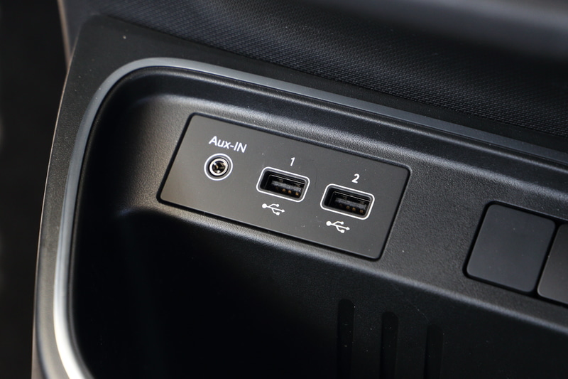 センターコンソールにUSBポートを2口設置。スマートフォンと接続したUSBを差し込むことで、7インチタッチスクリーンとスマートフォンを接続する「EASY LINK」が使える