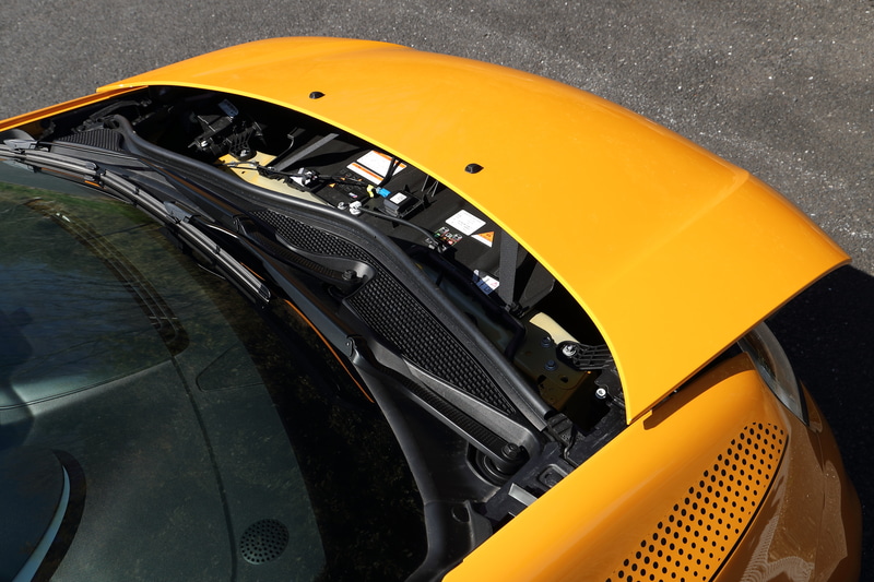 ボンネットは油脂類やウォッシャー液などの補充や点検が行なえる分だけ開くようになっている