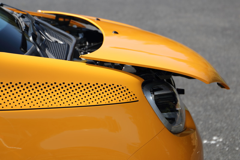 ボンネットは油脂類やウォッシャー液などの補充や点検が行なえる分だけ開くようになっている