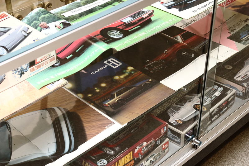 カタログやミニカーなどクルマにまつわる商品を多数展示