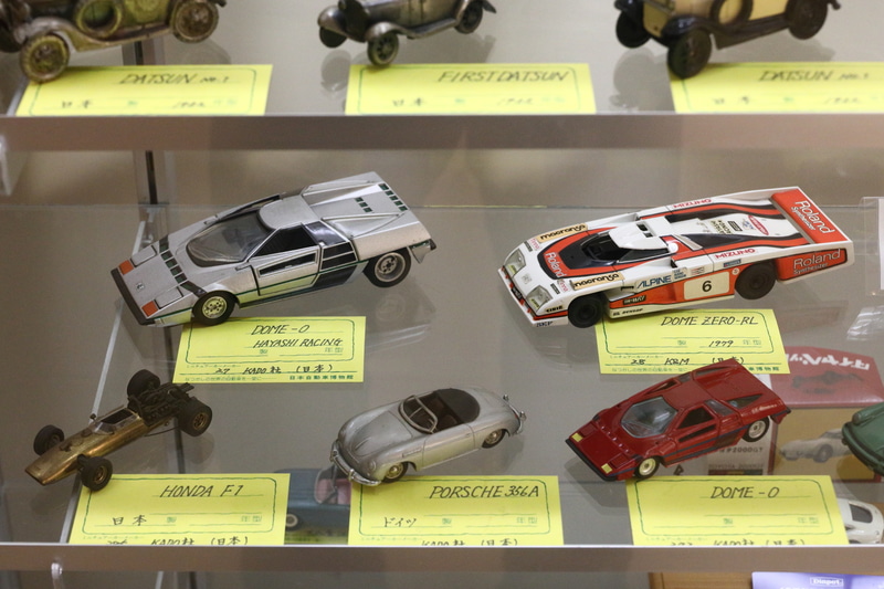 カタログやミニカーなどクルマにまつわる商品を多数展示