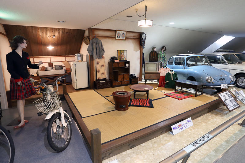 昭和の生活を再現したスペースや初期の携帯電話、ポケベル、ワープロなども展示してあります。リヤトレイに置くタイプのスピーカーはメーカーロゴが光るタイプで、その頃流行したBBSの3ピースホイールなど時代も合っています