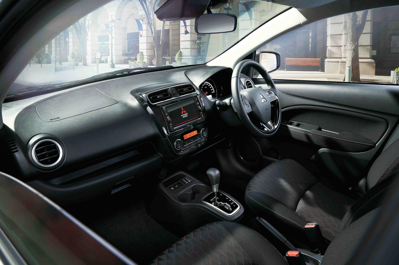 車内ではデザイン変更したメーターパネルやパワーウィンドウスイッチパネルをカーボン調としたほか、シート表皮のセンター部分に幾何学柄のアクセントカラーを与えてイメージを刷新