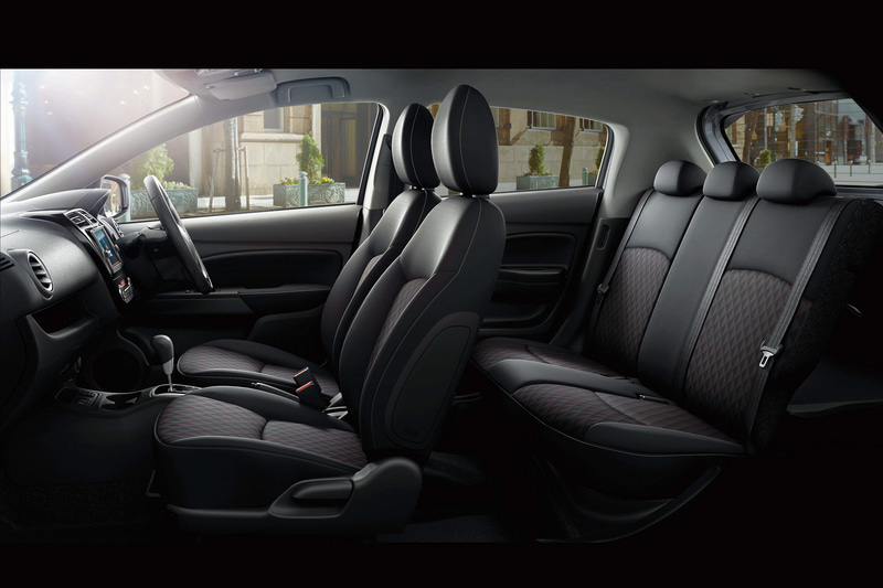 車内ではデザイン変更したメーターパネルやパワーウィンドウスイッチパネルをカーボン調としたほか、シート表皮のセンター部分に幾何学柄のアクセントカラーを与えてイメージを刷新