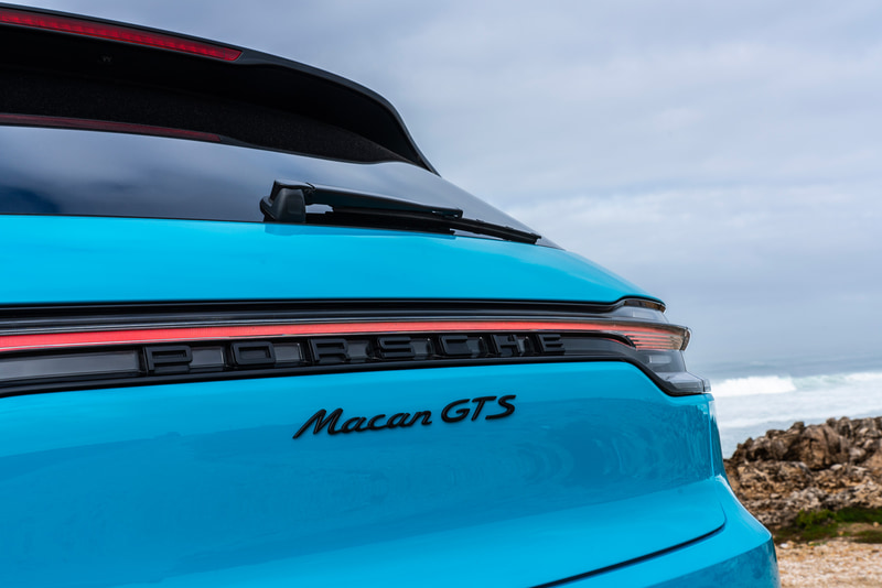 エクステリアでは、すべてのポルシェGTSモデルに共通するブラックペイントが施されたフロントエプロンをはじめ、標準装備の「スポーツデザインパッケージ」による前後トリムとサイドスカート、ティンテッド処理が施されたLEDヘッドライトと組み合わされるPDLS（ポルシェダイナミックライトシステム）と3DリアLEDライトバーなどが特徴