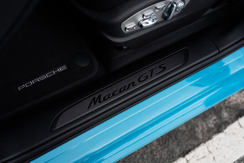 インテリアではシート中央部とセンターコンソールアームレスト、ドアパネルにアルカンターラ、ドアパネルにブラッシュドブラックアルミニウムなどを採用するとともに、スムーズレザー仕上げのマルチファンクションスポーツステアリングホイールとシフトパドル、8段階調整式のGTSモデル専用スポーツシートなどを標準装備