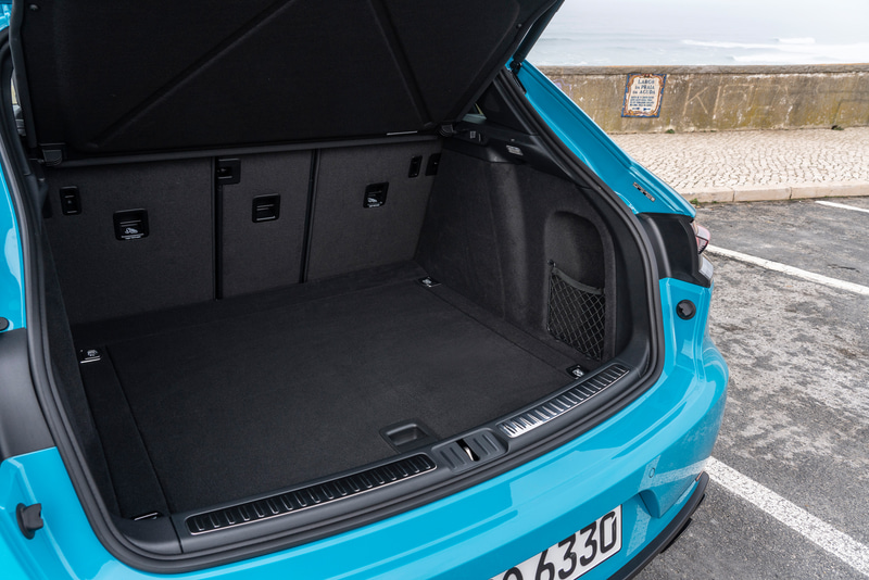 インテリアではシート中央部とセンターコンソールアームレスト、ドアパネルにアルカンターラ、ドアパネルにブラッシュドブラックアルミニウムなどを採用するとともに、スムーズレザー仕上げのマルチファンクションスポーツステアリングホイールとシフトパドル、8段階調整式のGTSモデル専用スポーツシートなどを標準装備