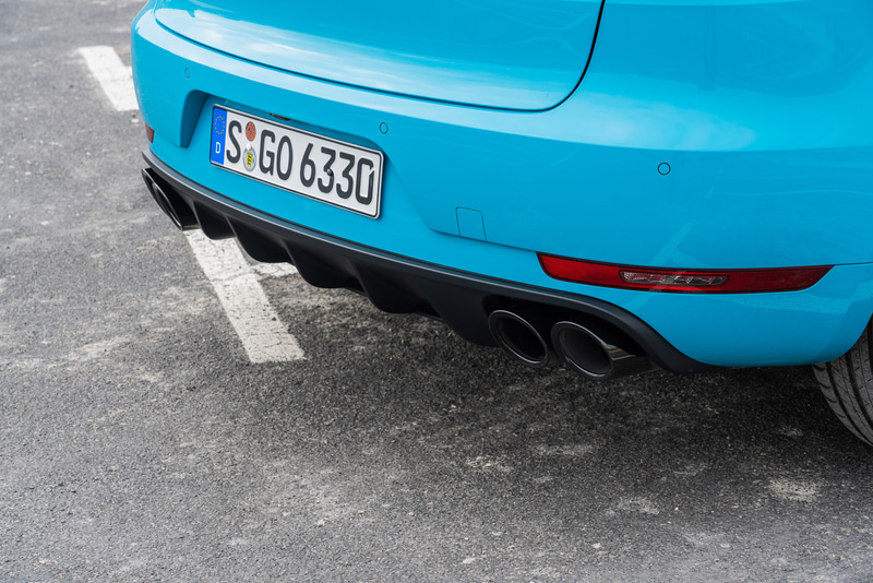 エクステリアでは、すべてのポルシェGTSモデルに共通するブラックペイントが施されたフロントエプロンをはじめ、標準装備の「スポーツデザインパッケージ」による前後トリムとサイドスカート、ティンテッド処理が施されたLEDヘッドライトと組み合わされるPDLS（ポルシェダイナミックライトシステム）と3DリアLEDライトバーなどが特徴