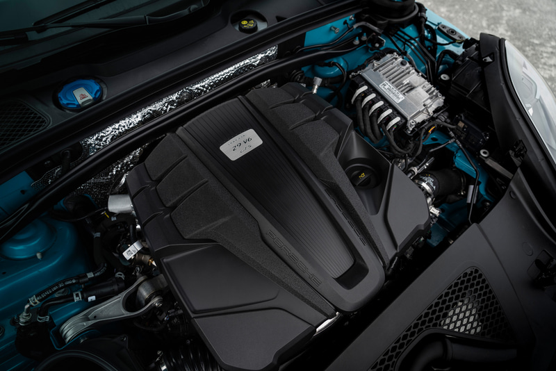 マカン GTSが搭載するV型6気筒2.9リッターターボエンジンは、最高出力280kW（380PS）/5200-6700rpm、最大トルク520Nm/1750-5000rpmを発生。トランスミッションはデュアルクラッチの7速PDKを組み合わせる