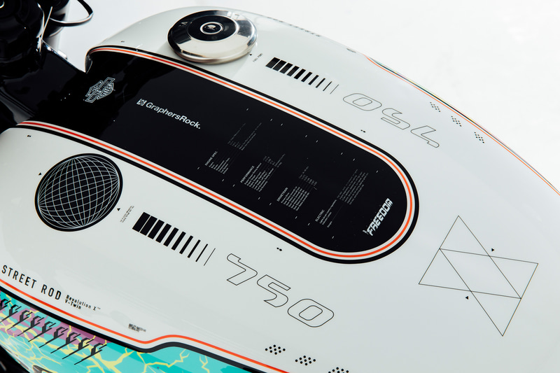 「毛細血管」をイメージした色鮮やかなフューエルタンクを装備