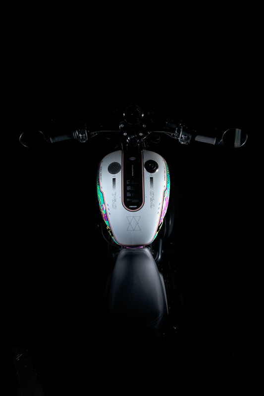 「毛細血管」をイメージした色鮮やかなフューエルタンクを装備