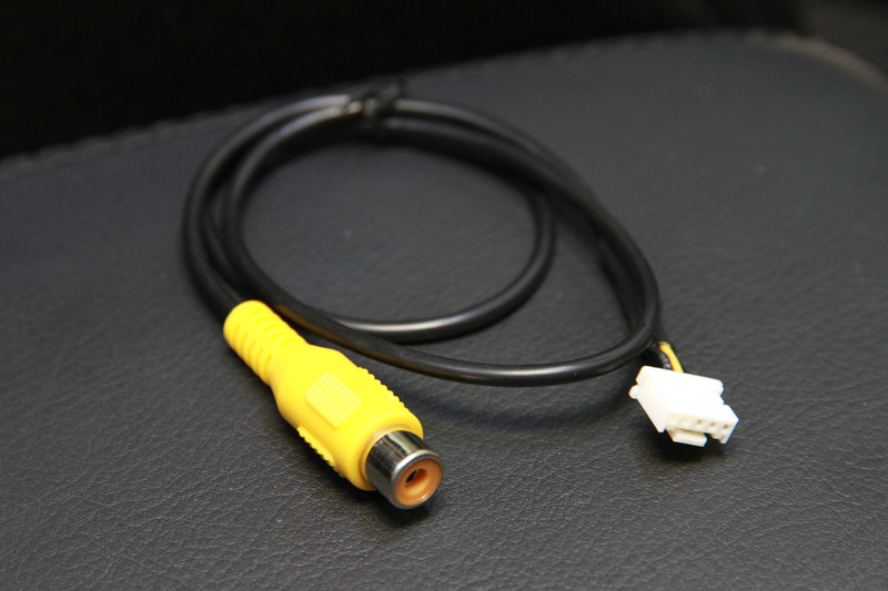 サイバーナビ用の変換アダプター。しかしリアカメラでしか使えないことが発覚……