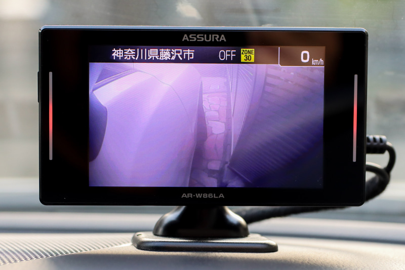 低速時はサイドカメラの映像を映し、