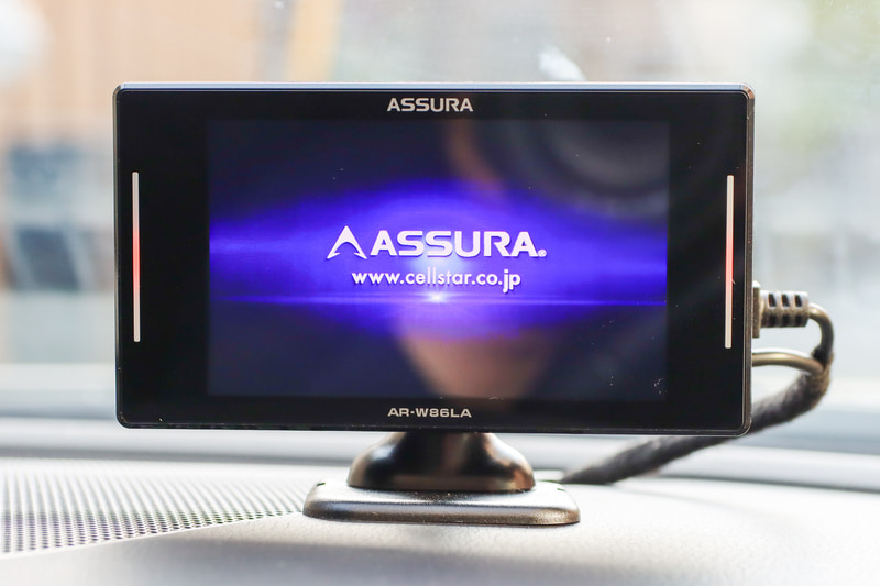 レーダー探知機がオービスを知らせるだけのものなんて考え方はもう古い!! 今はスピードメーターにもモニターにもなる超絶便利マシンになっているのです!!