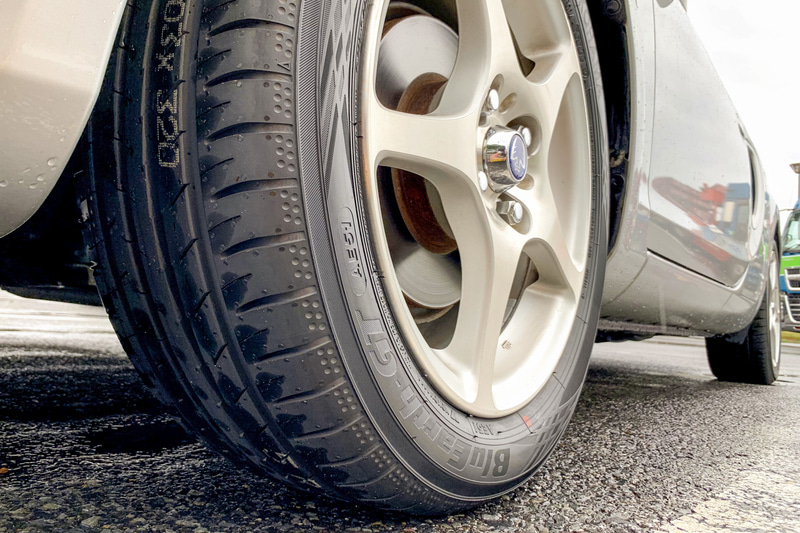 記者がタイヤに求めるのはウエット路面における“安心感”