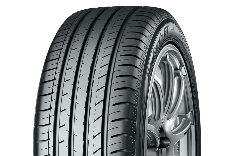 専用開発の非対称パターンを採用する「BluEarth-GT AE51」。国内ラベリング制度で全サイズで最高グレードのウェットグリップ性能「a」を獲得。ころがり抵抗性能では31サイズで「AA」、26サイズで「A」を獲得している