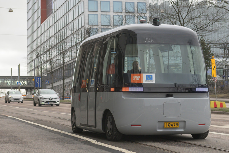 Sensible 4が開発し、日本の無印良品がデザインを手がけた自動運転シャトルバス「GACHA（ガチャ）」