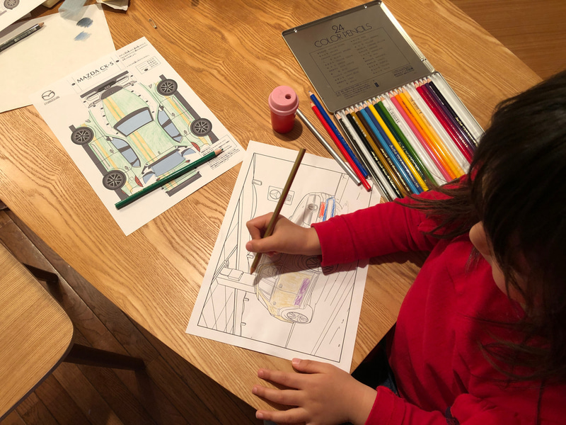 メルセデス・ベンツ本国が無料開放している塗り絵に夢中になる5歳の娘。50枚ほどあって、いろんなテイストが選べるので、娘は翌日も「またやりたい」と言って別のデザインを塗っていましたよ。大人もけっこう楽しめます