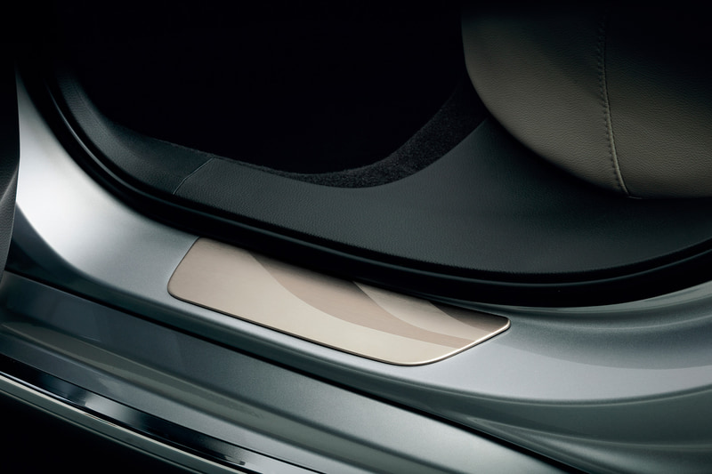 ドアシルガーニッシュ：フロント/リア用左右4枚セットで1万7600円