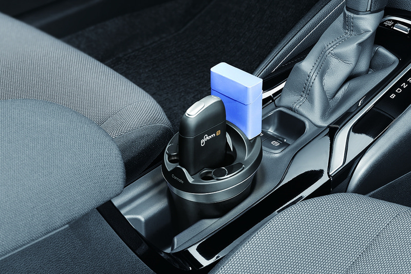 プルームエスを縦に差し込むと、端子に接続されて、ホールドと同時に充電が可能