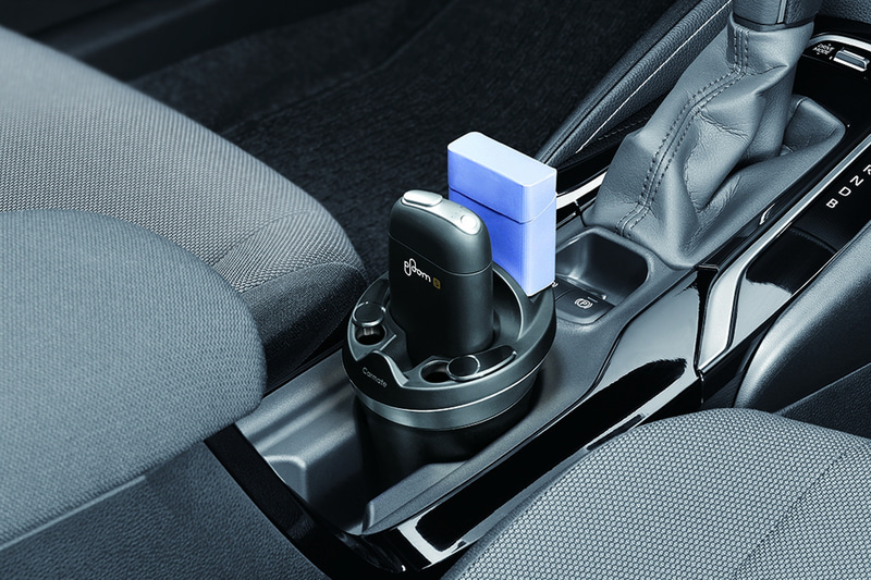 横に差し込んだ場合はホールドのみ。コネクターがささってないので出し入れがスムーズ