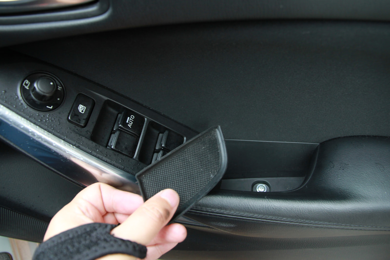 もう1つがドアのアームレスト部。こちらも底板を外すと見えます。車種によってはウィンドウスイッチユニットの下にネジが隠れていたりもします