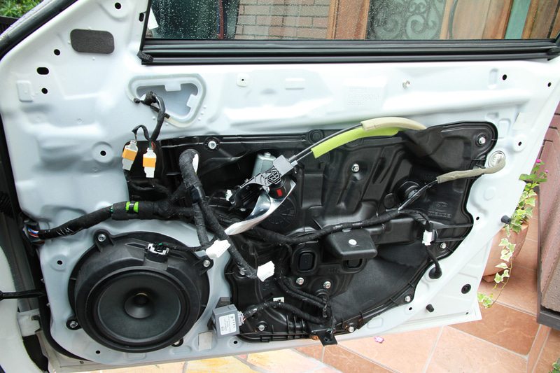 内張り外れました。最近のマツダ車はサービスホールが樹脂パーツでフタされているのが特徴。なのでオーディオの音がいいんじゃないかと