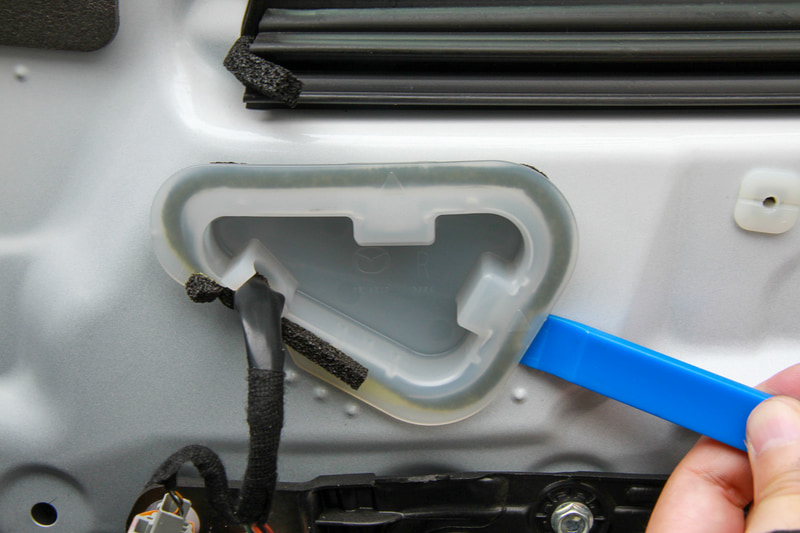 ドアミラー付け根のカバーを内張り外しで外します