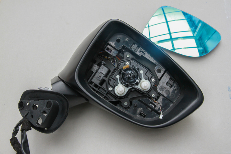 ドアミラーをばらします。とりあえずミラー面を力技で外して中を確認。ツメの場所を確認しつつ外側のカバーを外していきました