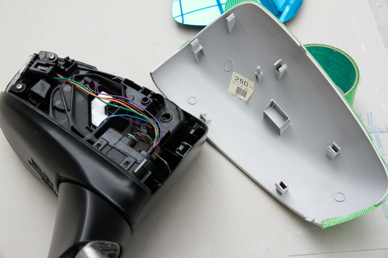 アウターカバーをこじる時は傷が付かないようにテープで養生