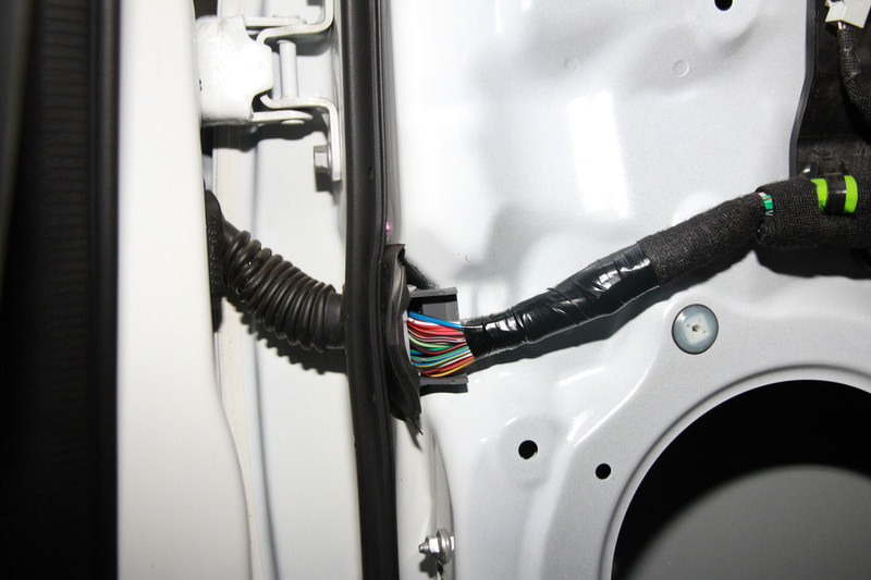 大変だったのがここから。ドアから車体側への配線通しです