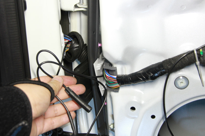 すんごい苦労してブーツの中に配線を通しました