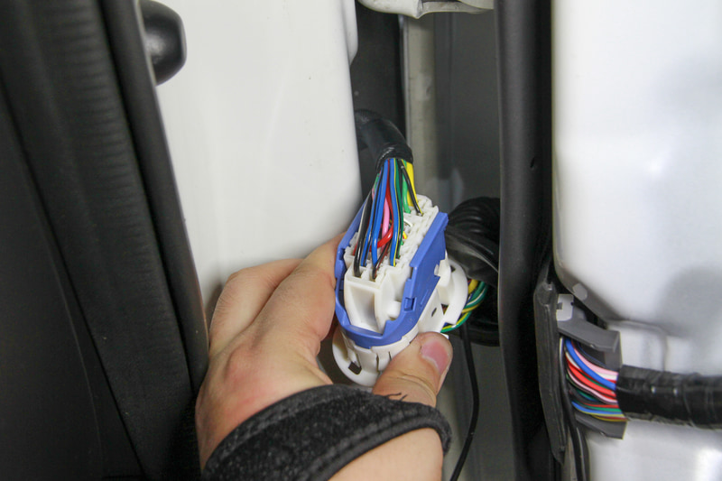 アテンザの場合、車体側とコネクターでつながっているのですがこの外し方が分からず、コネクターごと抜きました