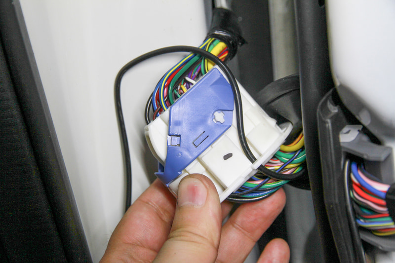 コネクターのすき間に配線を通して車内へ