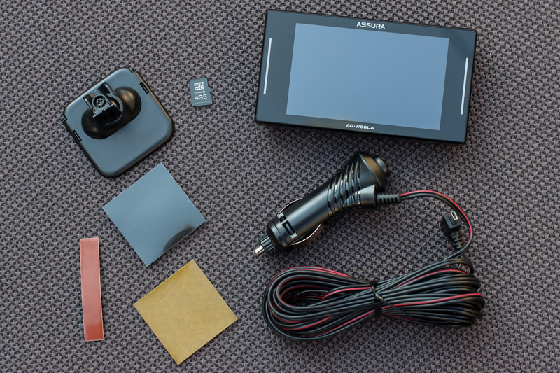 今回装着したセルスター工業の「ASSURA AR-W86LA」。4GBのmicroSDも付属